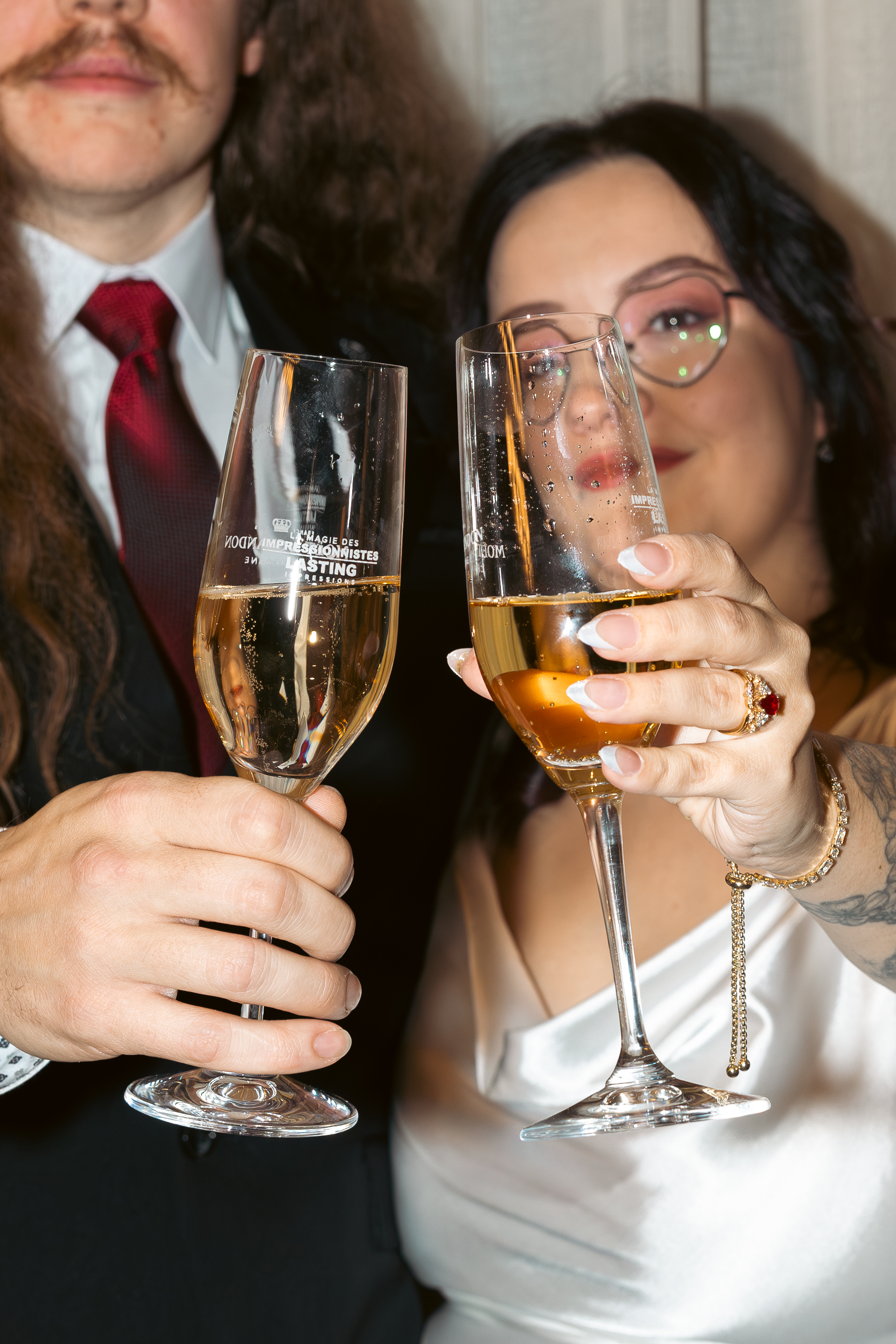 Photo de couple pendant une journée de mariage